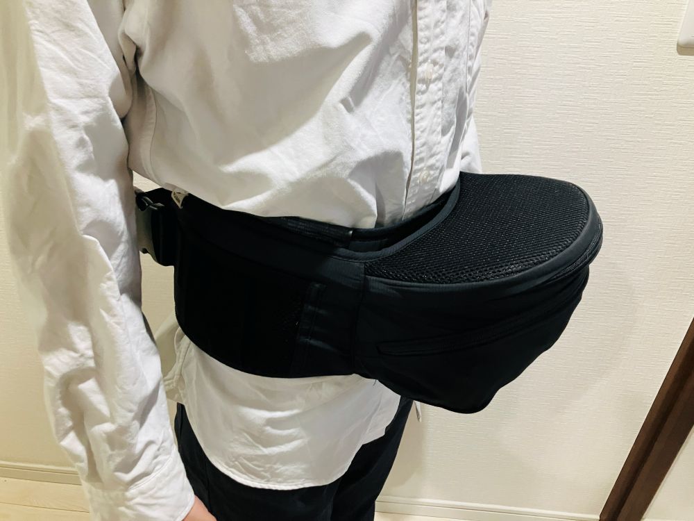 ヒップシート（ポルバンベーシック）を腰に巻いた状態