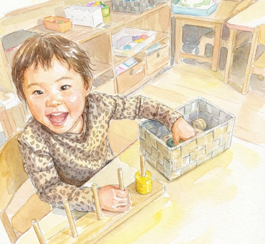 木のおもちゃで笑顔で遊んでいる様子