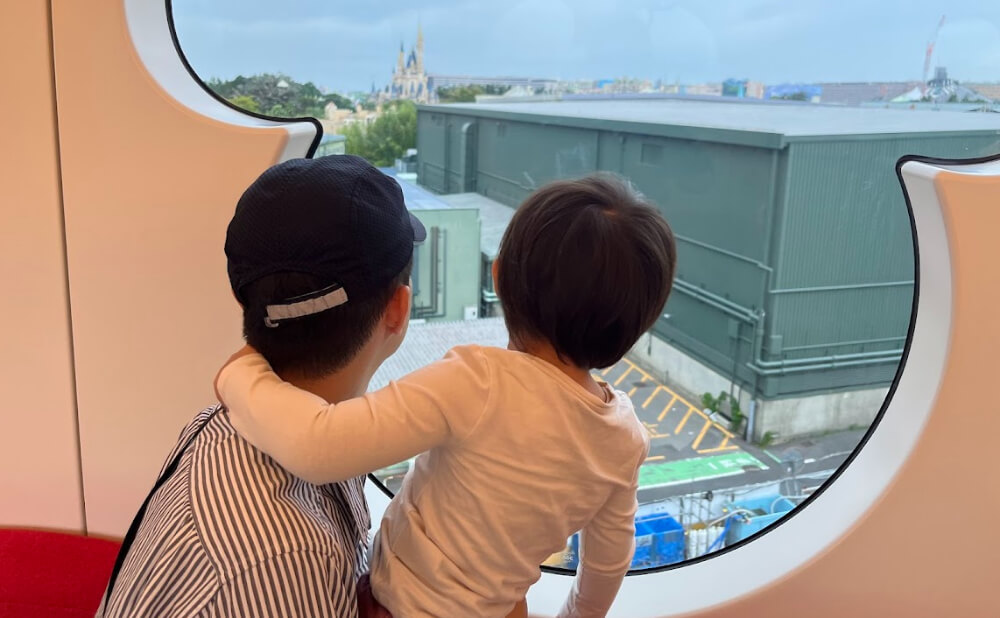 娘の見ている風景をパパが実況中継している様子